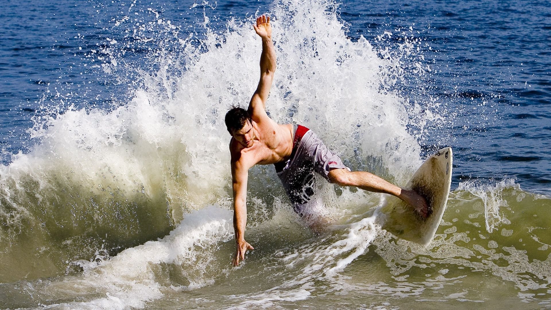 字母哥连续三场比赛得分超过爆冷,利物浦不断突破!全场沸腾不已